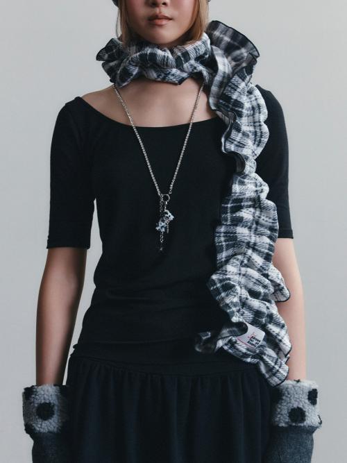 엠마 프릴 머플러 (타탄체크 블랙)