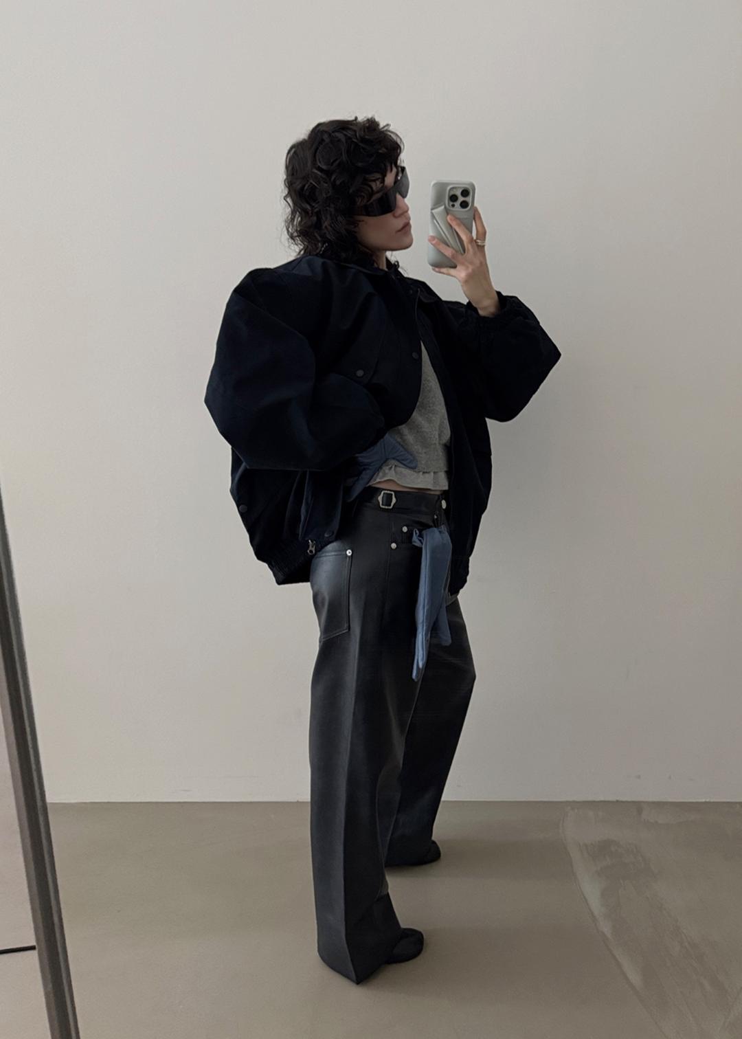 SEMI-OVERFIT STRAIGHT LEATHER TROUSER [NAVY]