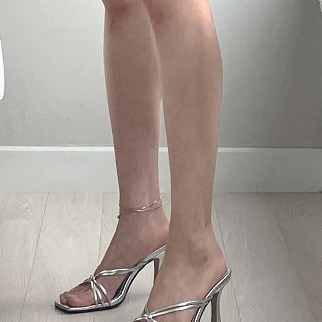 (국내배송) 실버 스트랩 샌들 힐