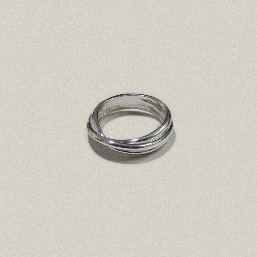 Tangled ring