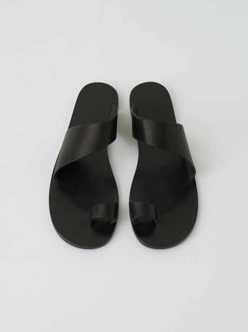 curved flip-flops (black)