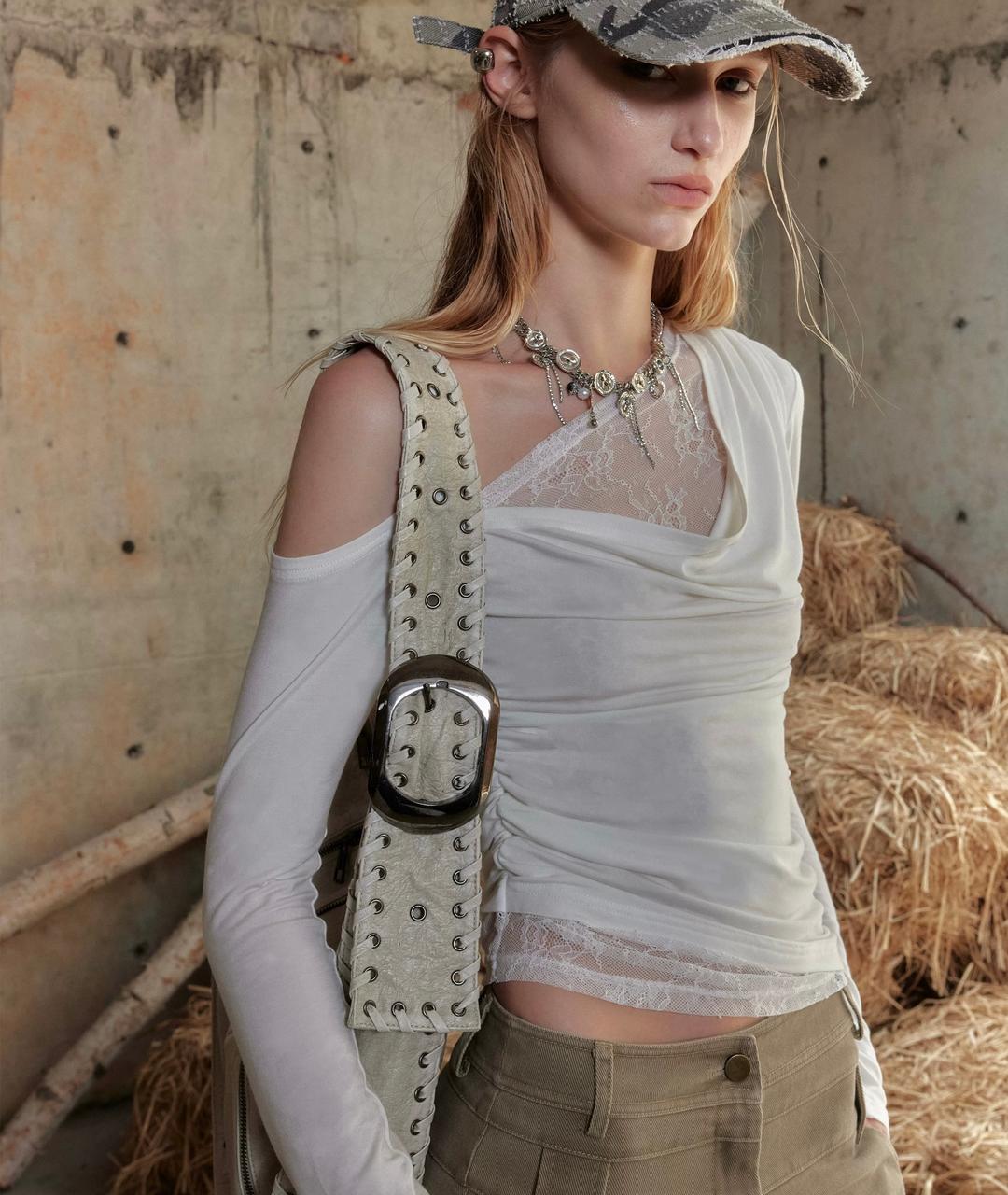 2th Desire 숄더 레이스 사선 오프숄더 유니크 티셔츠