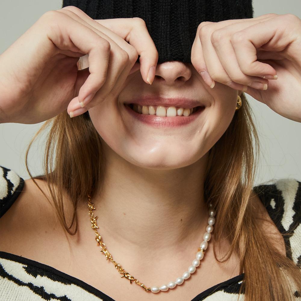 [김지은 착용]Chain n Pearl Knotted Necklace