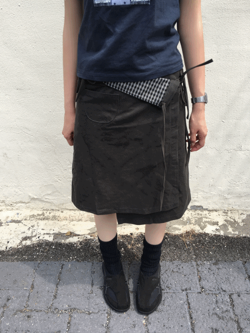WRAP CHECK MID SKIRT (CHARCOAL / CREAM)