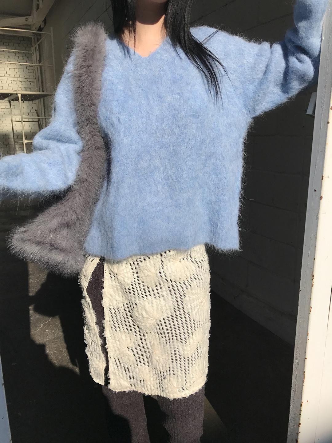 Cloud alpaca v neck knit In Powder blue (4c)