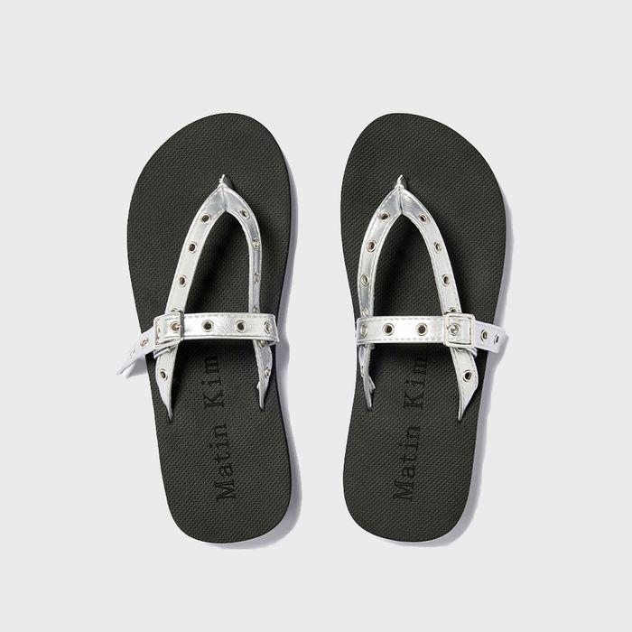 BUCKLE EYELET SLIPPERS IN SILVER