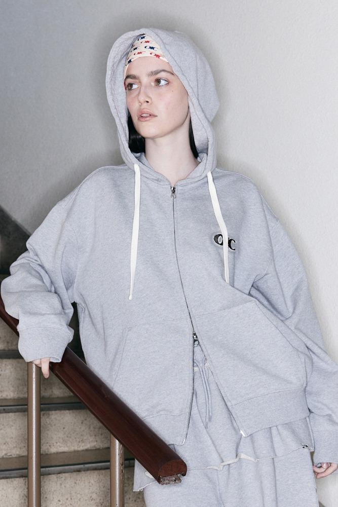 로고 와펜 후드 집업 [MELANGE GREY] - 오아이오아이컬렉션