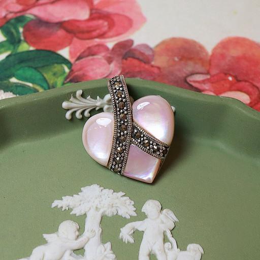 핑크 자개 & 마카사이트 하트 모양 원석 펜던트