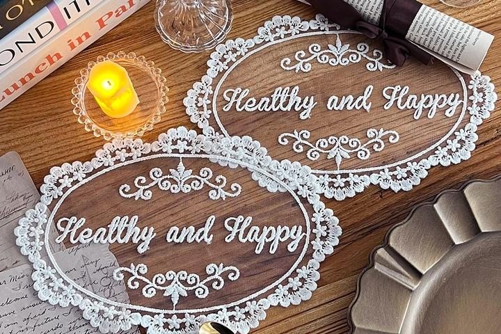 해피 레터링자수 레이스 테이블매트 화이트패브릭 매트