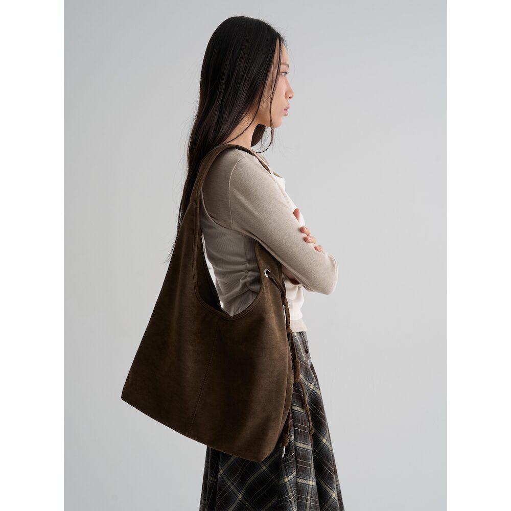 에잇세컨즈 인조 스웨이드 매듭 숄더백  브라운 (3561D3WY2D)