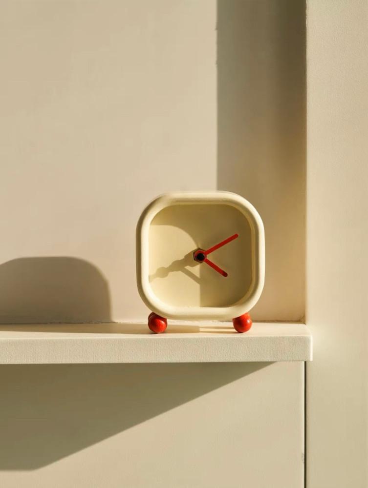 앳유어홈 레드앤레드 우드 탁상 시계 모던 인테리어 디자인 오브제