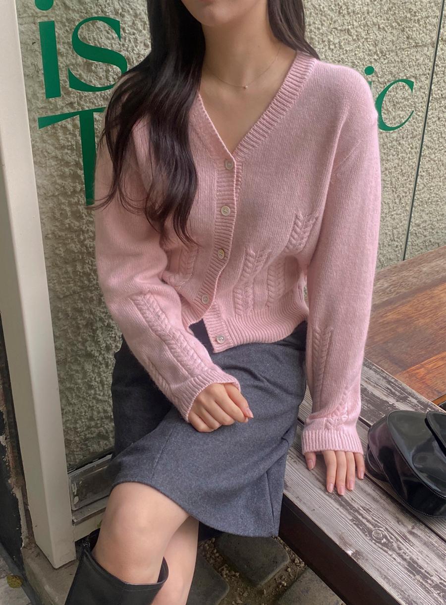 제인 소프트 가디건 보송한 헤어감이 느껴지는 부드러운 폭스 가디건 빛에 따라 은은하게 빛나는 빛깔이 매력적인 소프트 가디건입니다 털 빠짐 크지 않아요