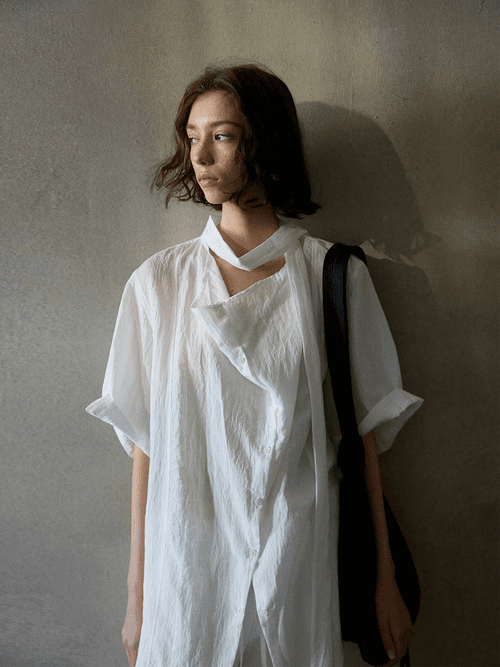 Foi 타이 라운드 블라우스