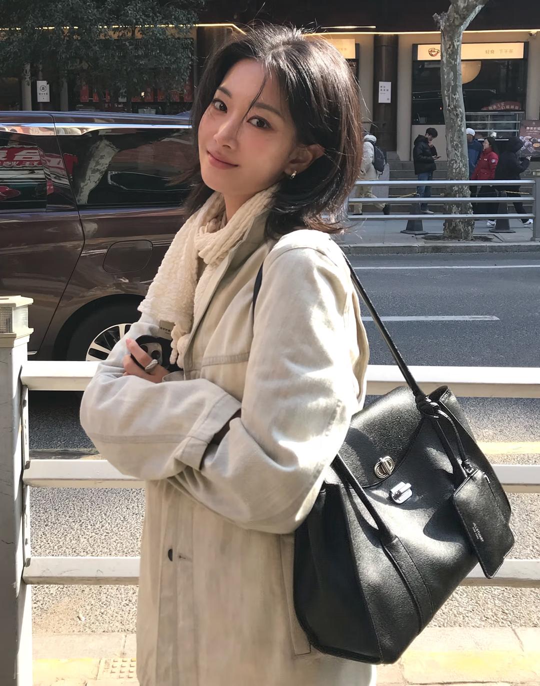 [완판재입고][한겨레PICK][AUBE] 가죽 오브 장식 롱숄더 M 블랙