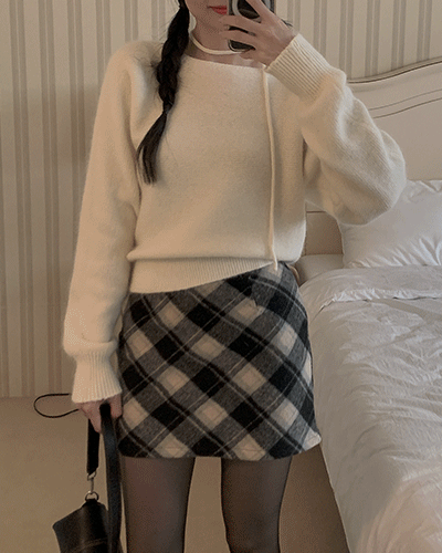 [스트랩&초커&여리] 허그 오프숄더 앙고라 타이 니트