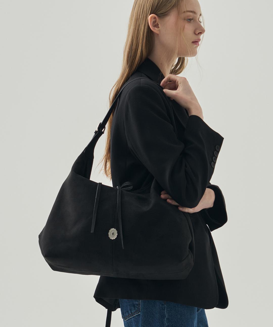 드로우핏우먼 [2월 9일 예약배송] 시그넷 키홀 스웨이드 호보 백