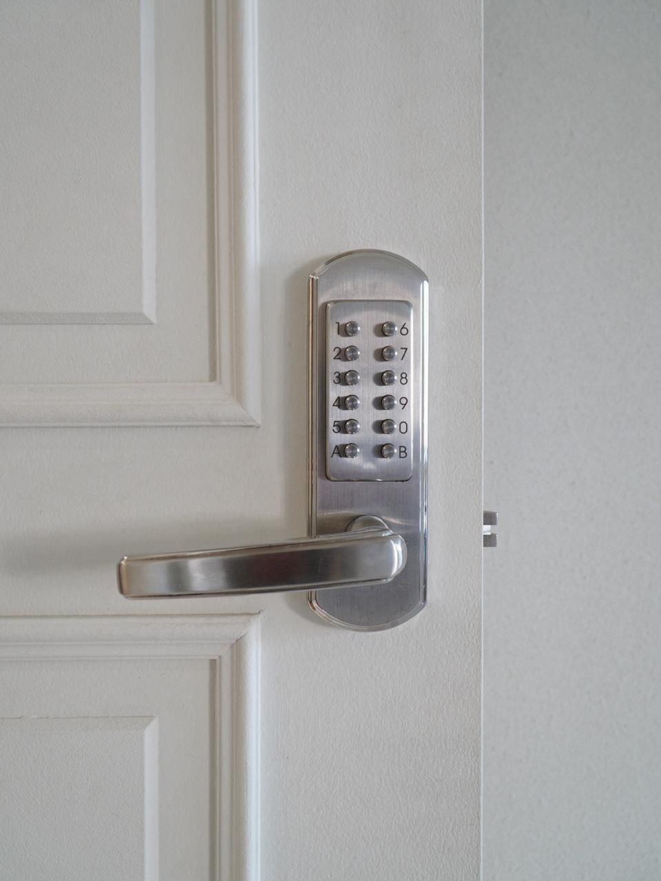 Door Lock E (Number Handle)