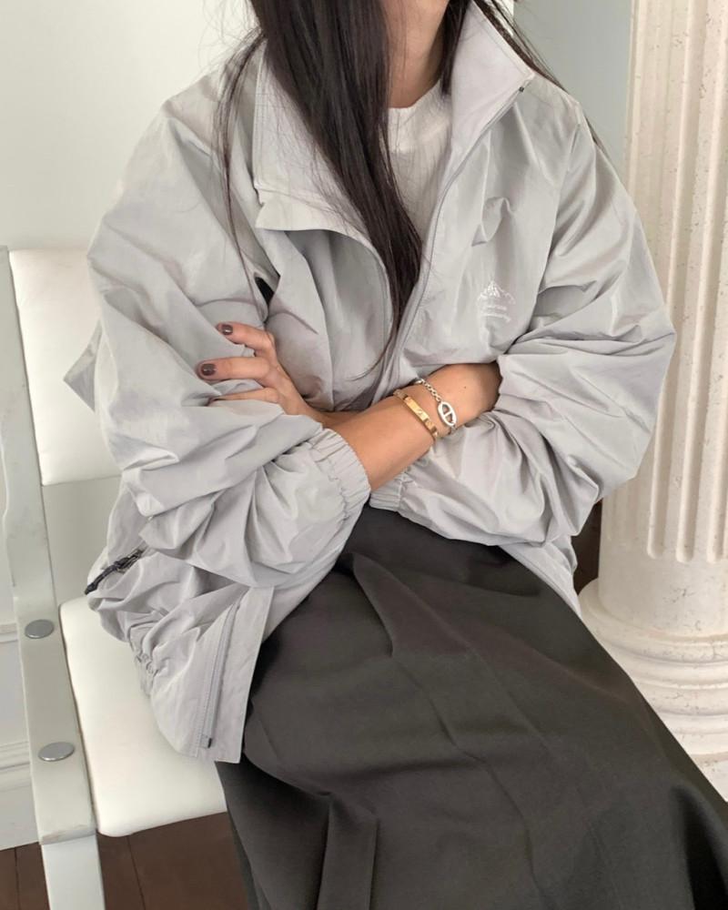 UNDERSON 언더슨 프렌치 자수 윈드 바람막이 오버핏 집업 점퍼 (2color)