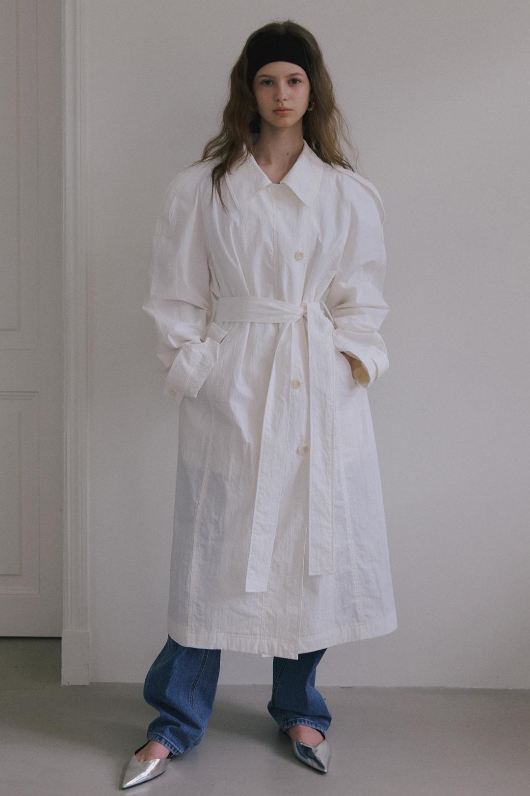 [2/28 PRE-ORDER] SIGNATURE VOLUME SLEEVE TRENCH COAT_WHITE