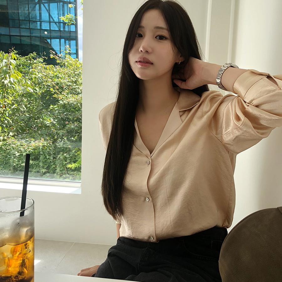 원로그 #ONEDAY WONT 글로우 새틴 블라우스