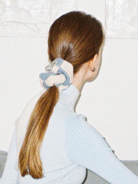 [네] NÉ 모드 스크런치_베이비블루 체커드/ Mod Scrunchie_baby blue chequered
