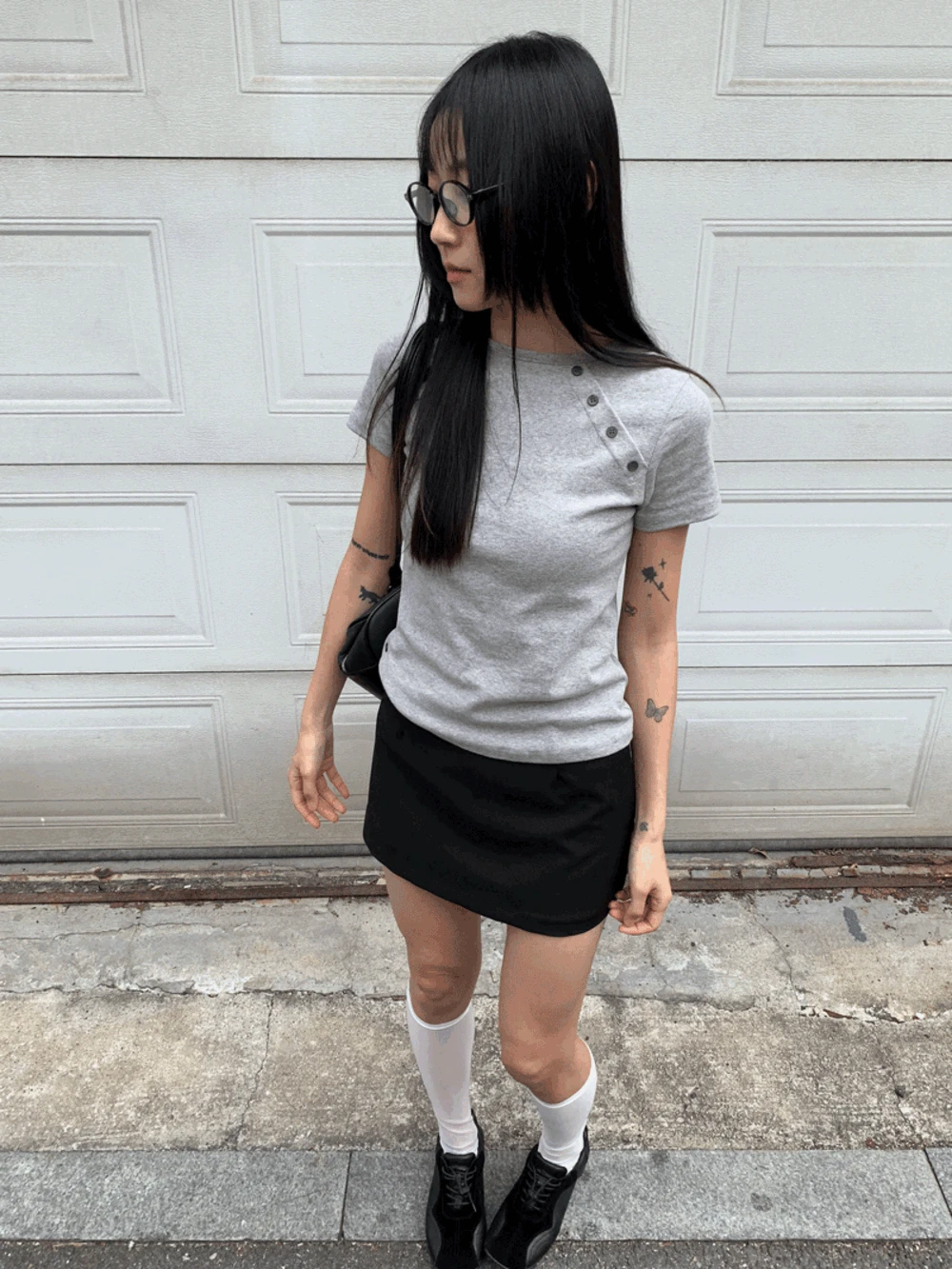 큐토 사선 버튼 반팔티