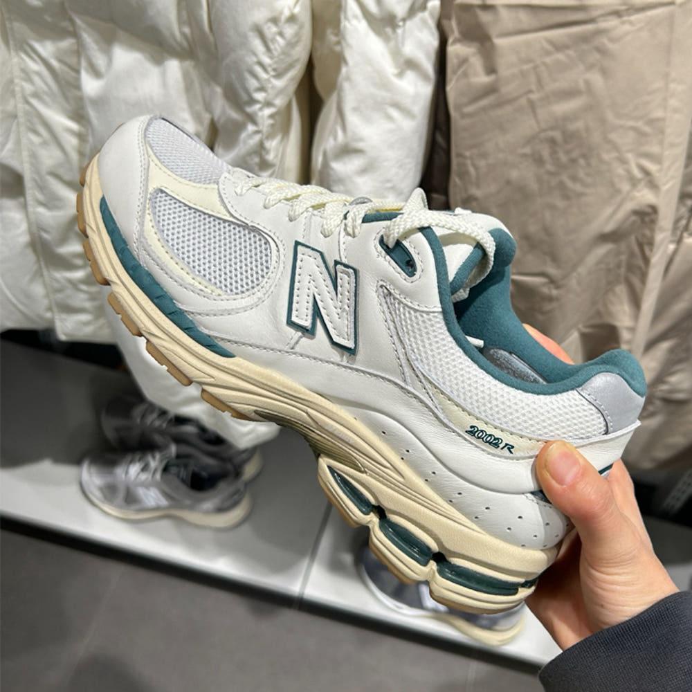 [해외] 뉴발란스 뉴발 2002 데일리 룩 화이트 스니커즈 m2002rgs