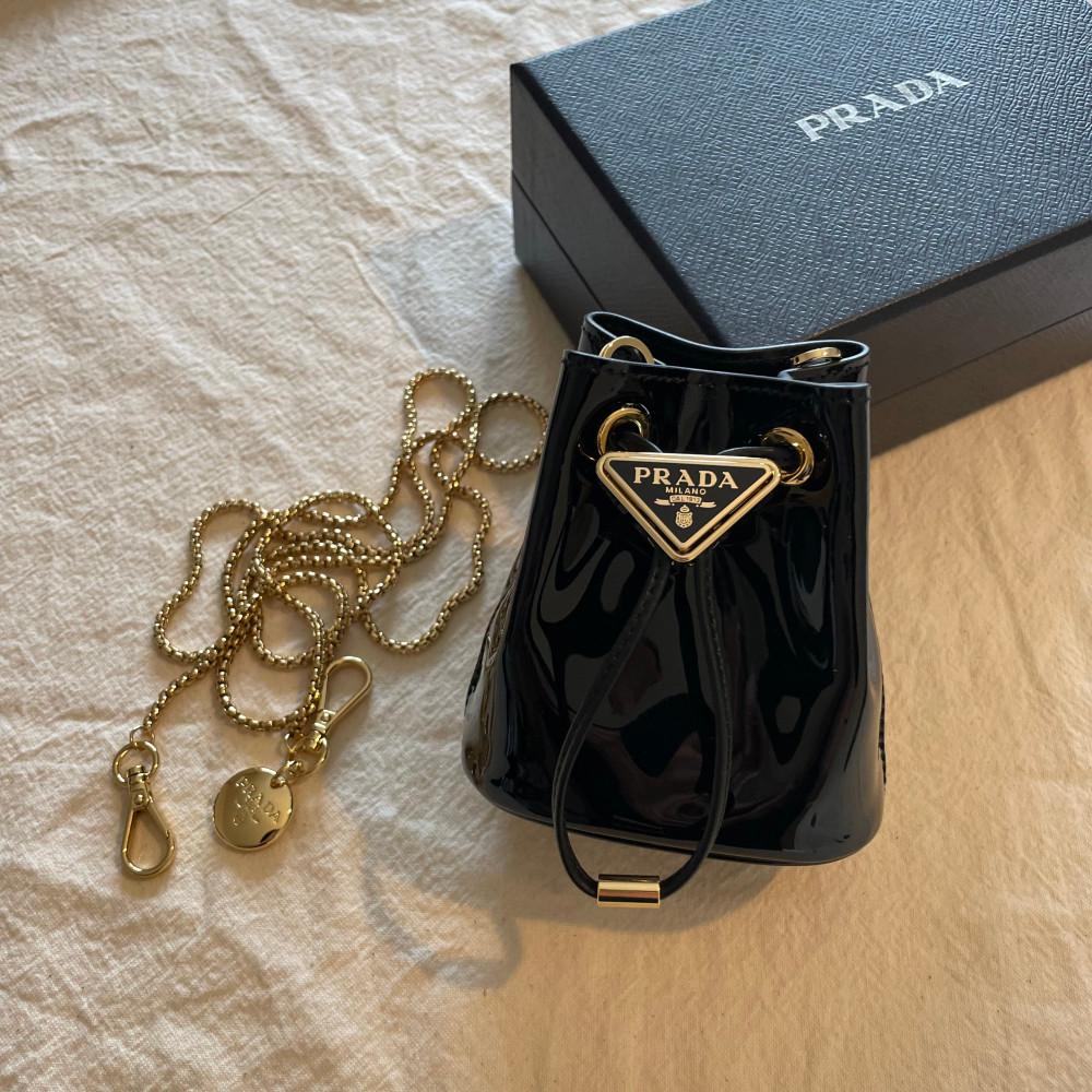 프라다 베르니 페이던트 가죽 미니 파우치 로고 드로스트링 버킷백 크로스백 1NR016