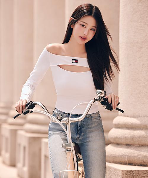 타미진스(TOMMY JEANS)  슬림 뱃지 컷아웃 탑 (T32E6TTO14TWT1YBR) - 사이즈 & 후기 | 무신사