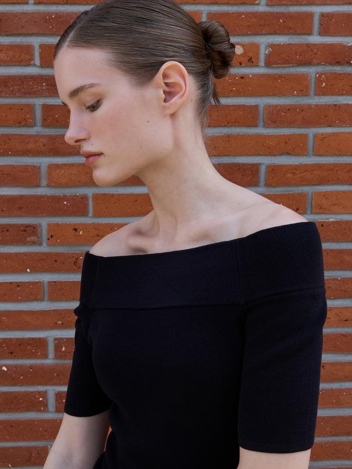 울 텐셀 오프숄더 하프 탑 블랙 OU1381