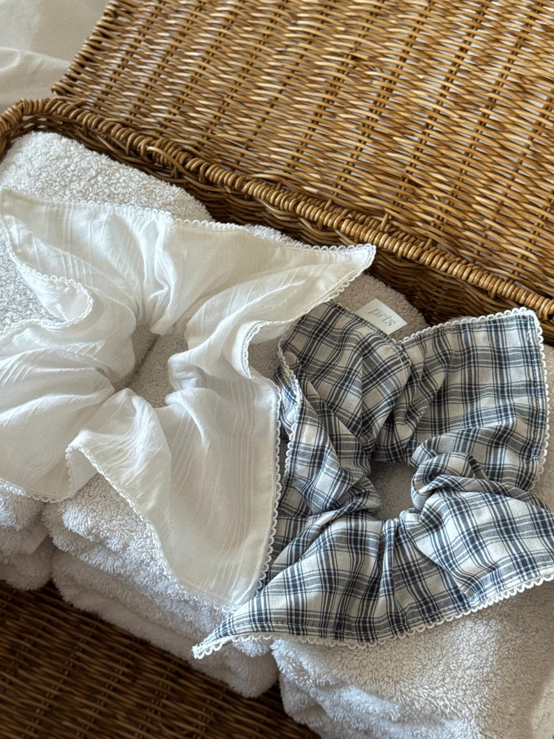 [prts made] 레이스 트리밍 사각 스크런치 (ivory,  navy check)