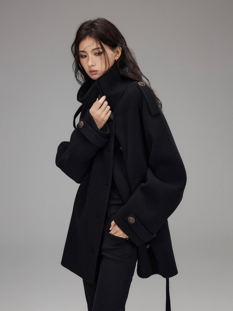 Low pixel Black wool short coat