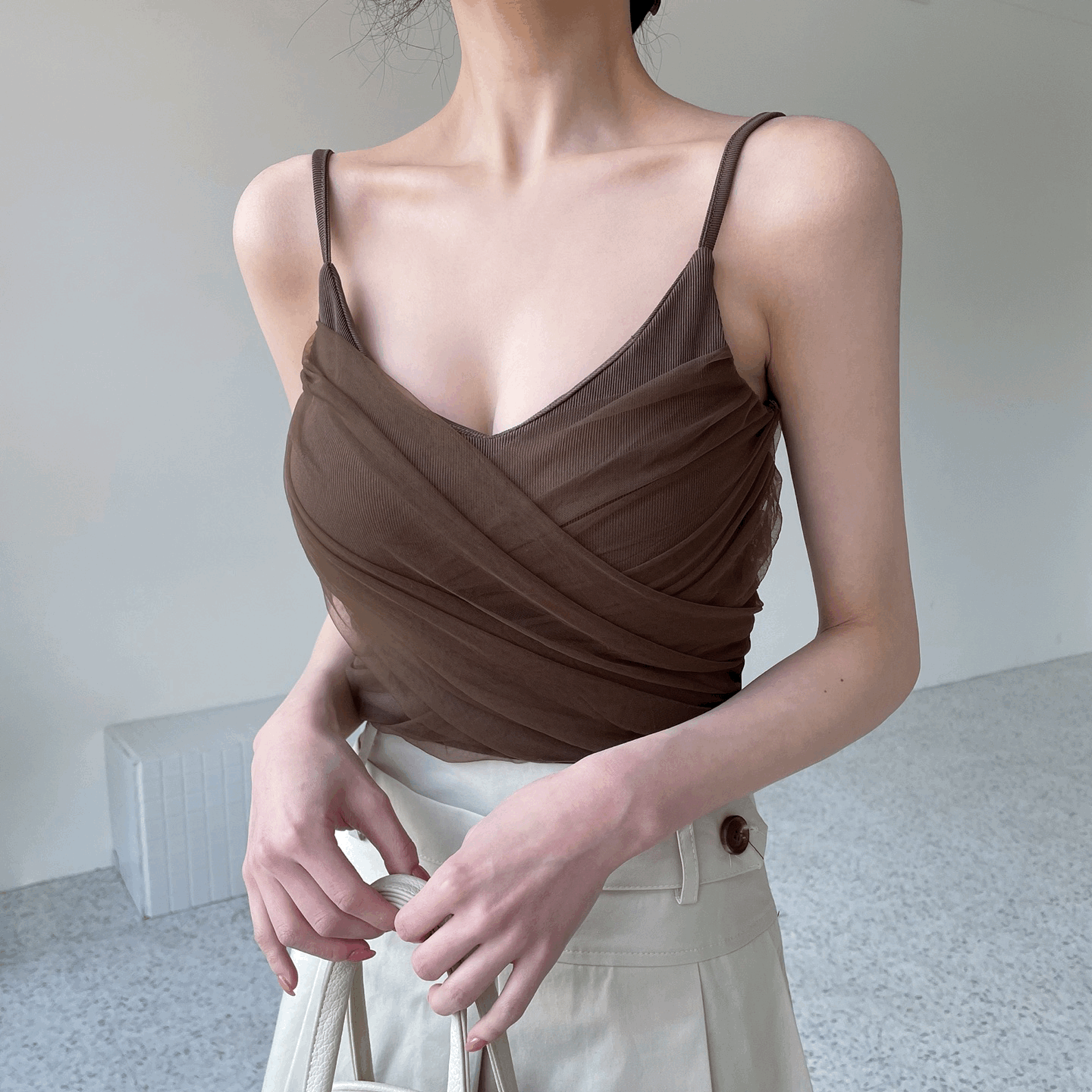 유어모어 쉬폰 시스루 브이넥 셔링 끈나시 크롭 탑 (캡내장)