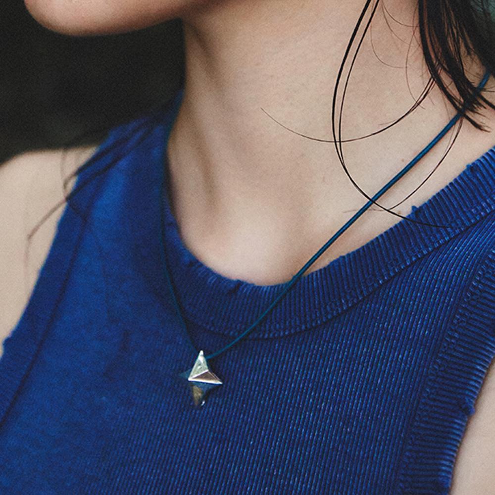 밤 물빛 은가비 가죽 목걸이