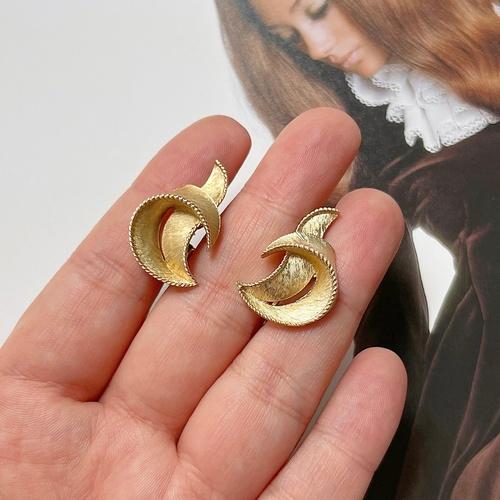 Vintage Ear Clip by "TRIFARI" (no.2201240)