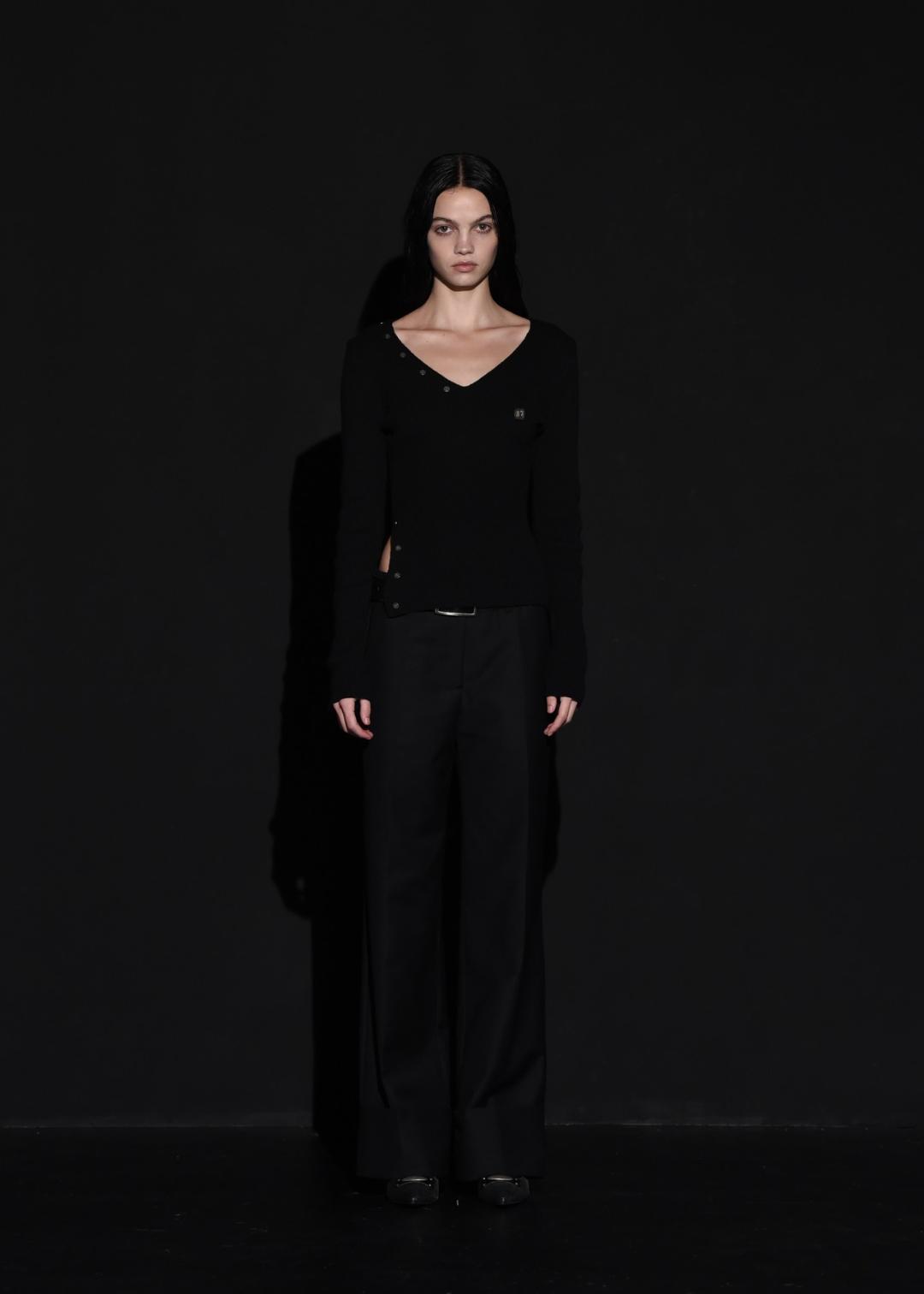 BUTTON V-NECK SLIT KNIT, BLACK