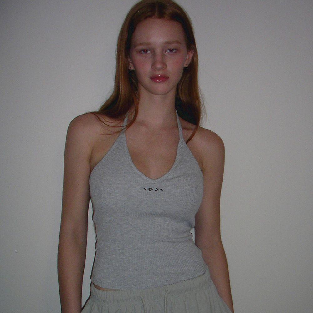 딥브이 캡내장 나시 그레이