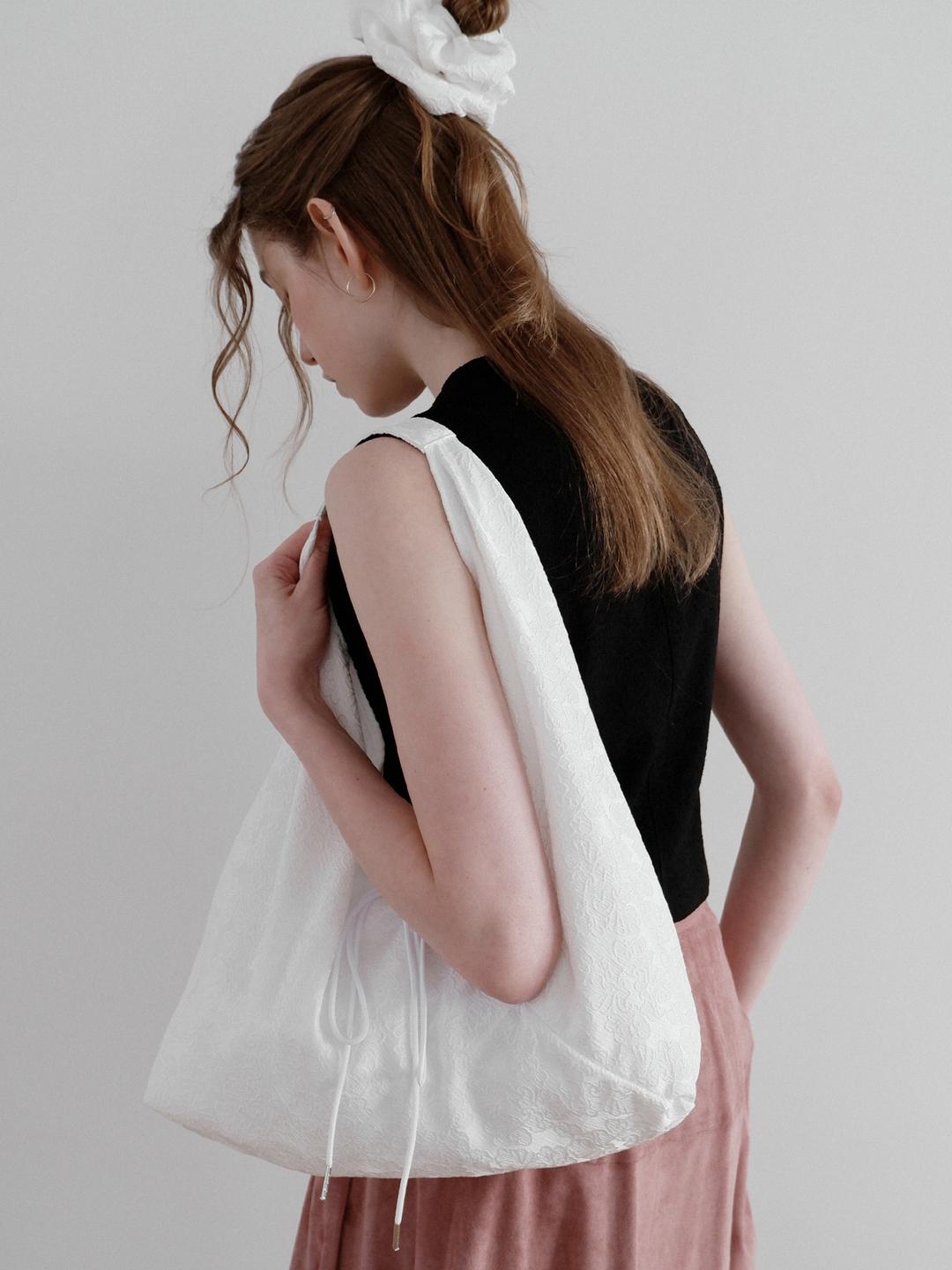 [리퍼브] Jeanne Flower Jacquard Shoulder Bag_White