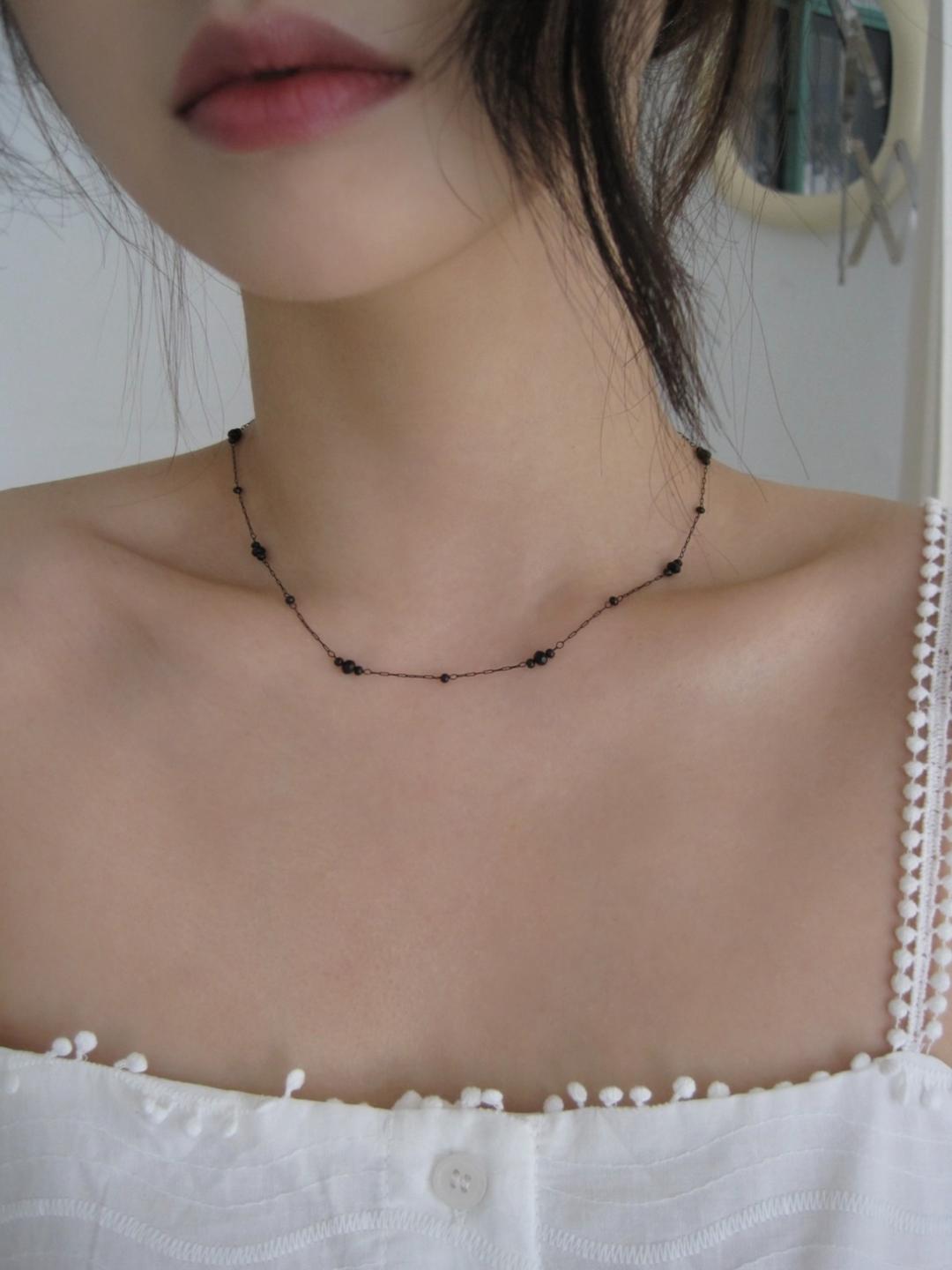 블랙 비즈 드로잉 네크리스