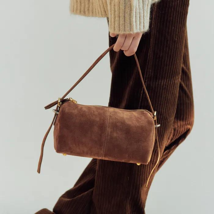 스웨이드 모카_카우레더 로라 스티치 백 I B04-5