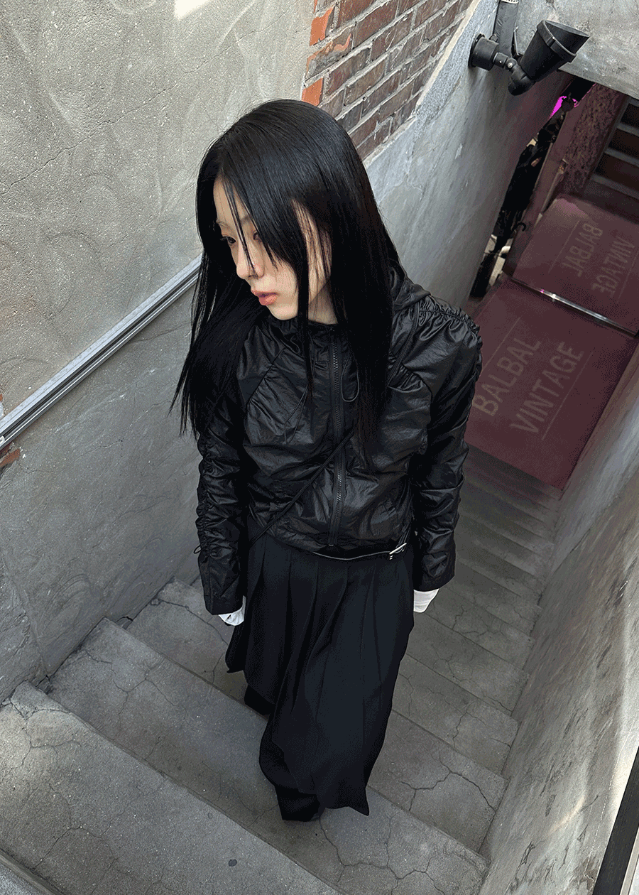우화 SHIRRING HIGHNECK WINDBREAKER