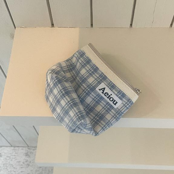 Aeiou Basic Pouch (M size)Blanket Blue Check
