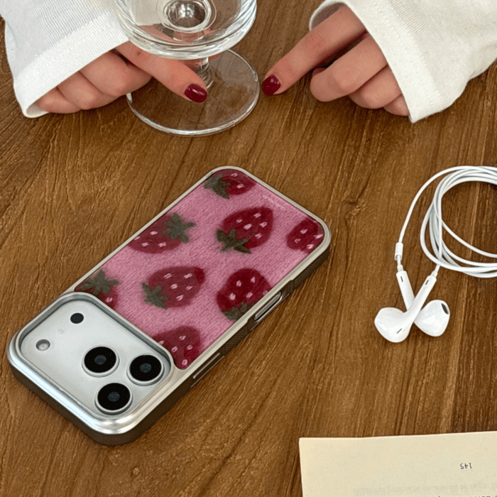 [+맥세이프] 니트 딸기 [실버 에폭시 범퍼 케이스]