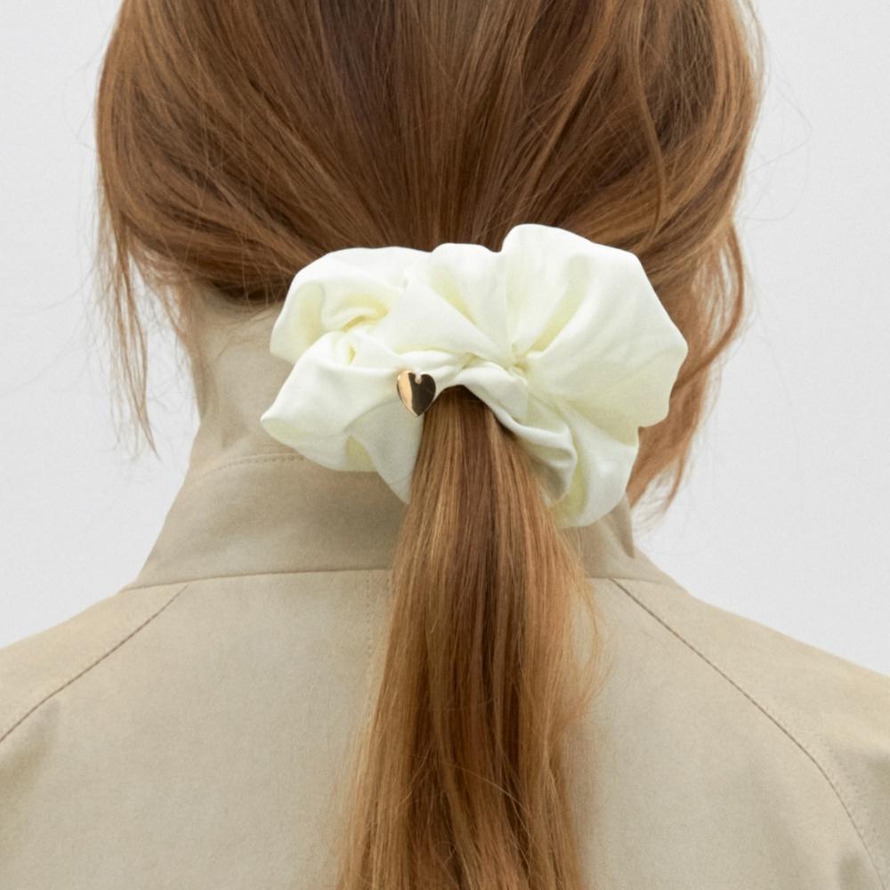 heart charm scrunchie - ivory
