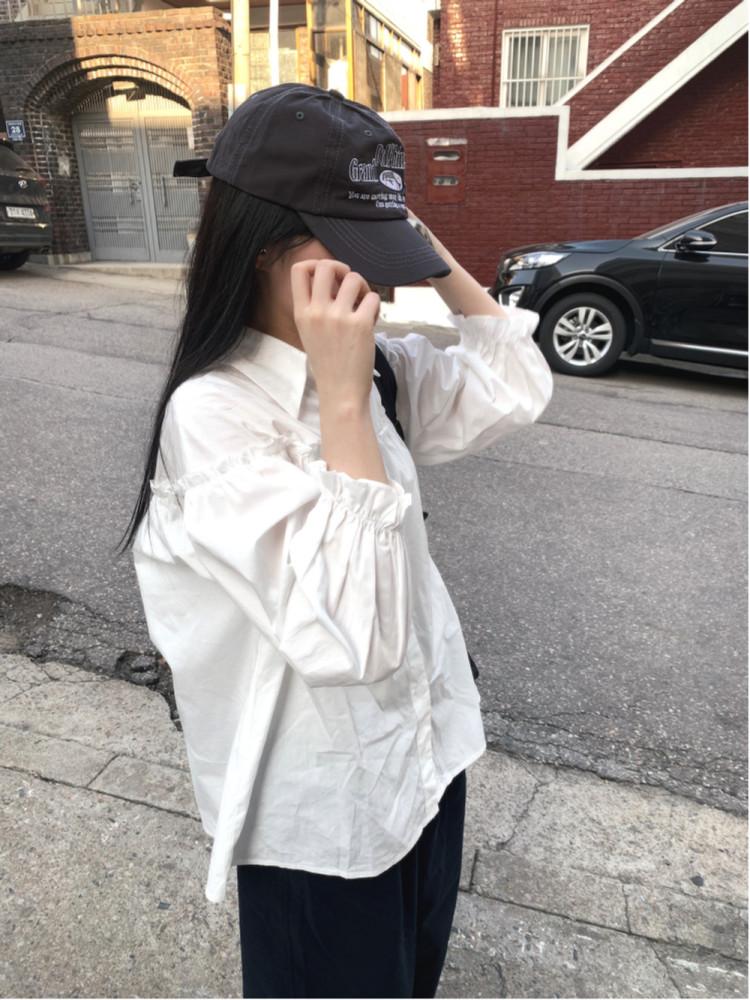 망고 프릴 화이트 블라우스