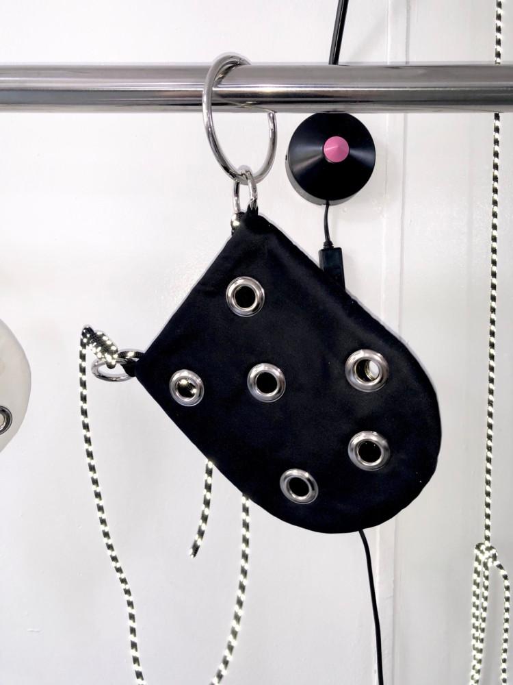 09. PADDED EYELET CROSS BAG (BLACK)