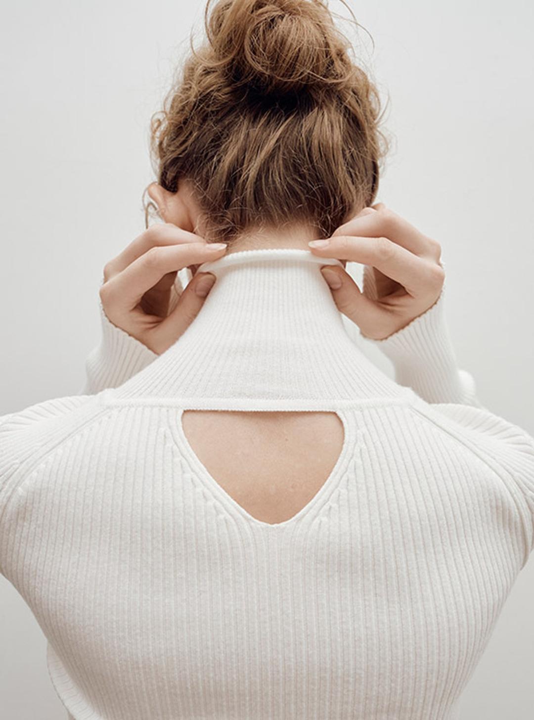 Back Detail Turtle Neck Knit in Ivory VK4WP156-03