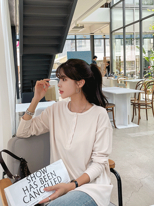 나크21 #NAK MADE.데일리 아이템 깔별로 쟁여보자!! 루즈한 핏감의 반오픈 버튼 포인트 티셔츠