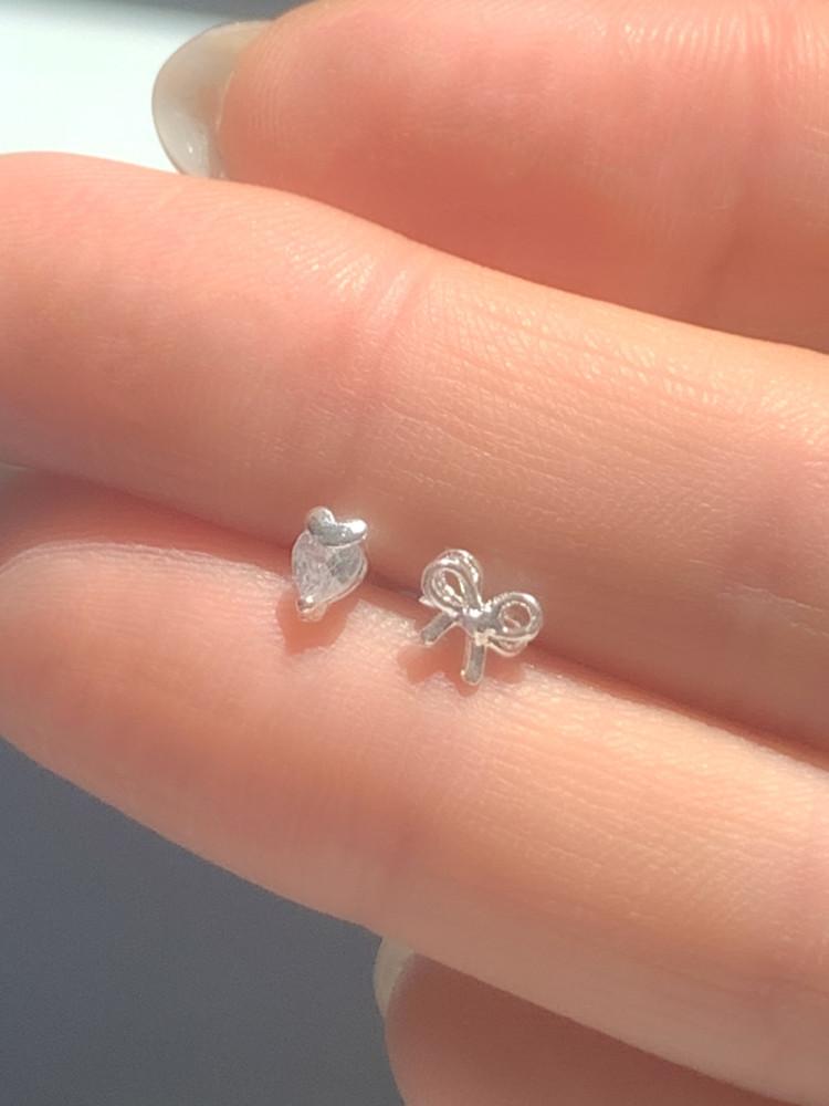 [단독기획]925실버 레일라 큐빅 하트 리본 은 귀걸이 (one color)