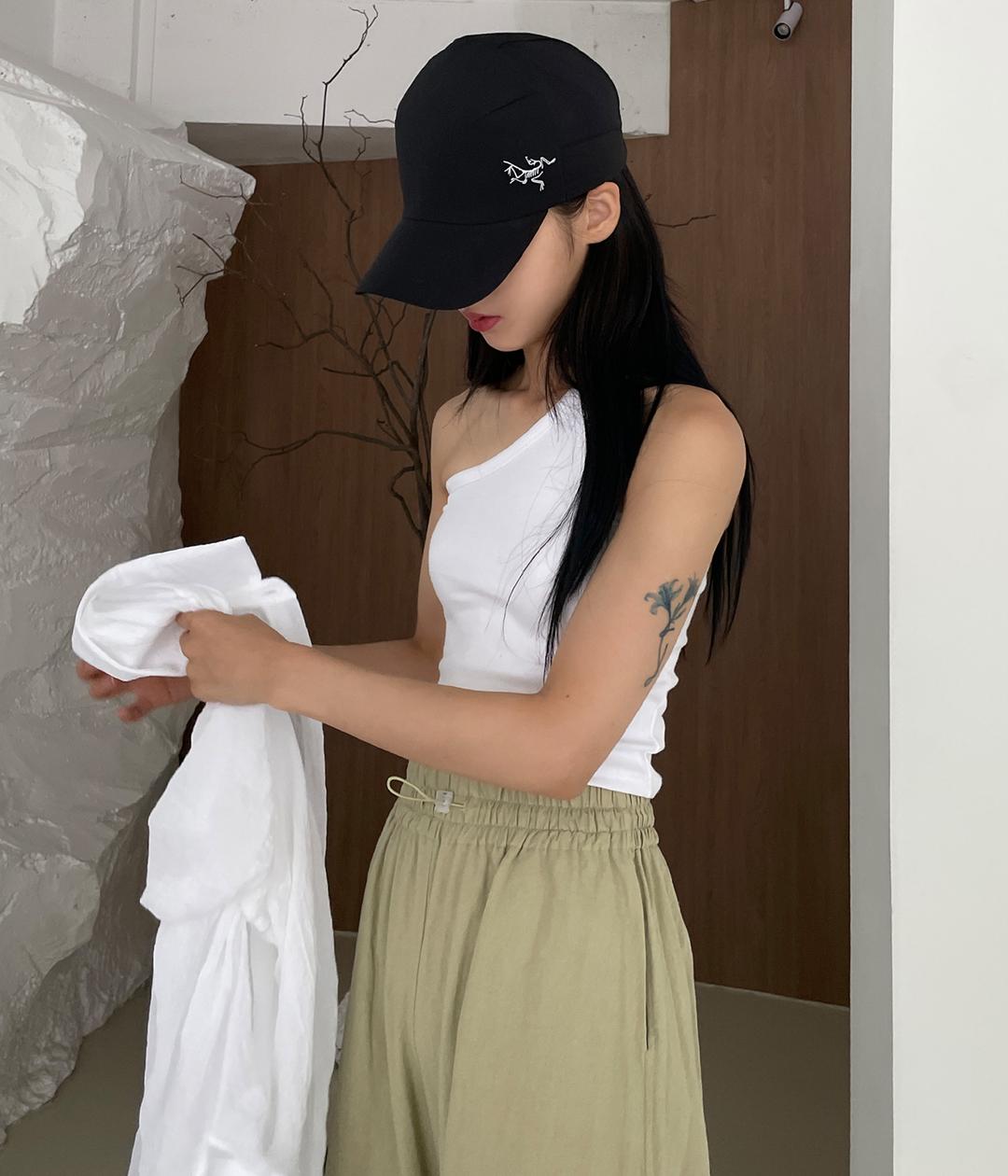 SOLE SLEEVELESS